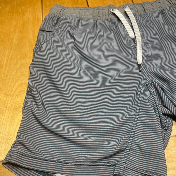 Vuori Kore Lined Shorts Green/Gray Striped with 7 inch Inseam - Picture 3 of 15